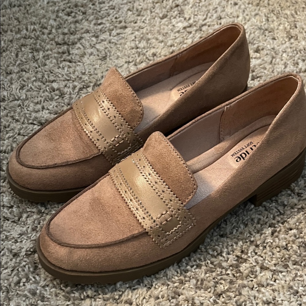 Life Stride Tan Sueded Loafers